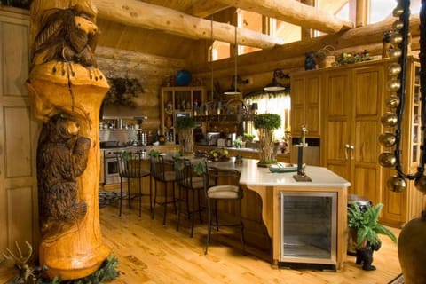 LUXURIOUS TN Mtn Lodge- Sleeps 22+, Hiking & Lake House in Watauga Lake