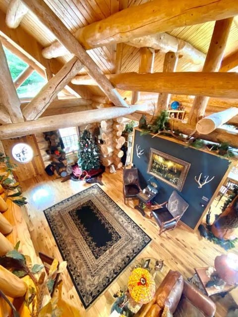 LUXURIOUS TN Mtn Lodge- Sleeps 22+, Hiking & Lake House in Watauga Lake