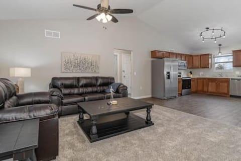 BRAND NEW Home away from Home among the Nook House in Hamilton