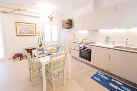 Kitchen or kitchenette, Dining area, dishwasher, minibar, oven, pet friendly, stove