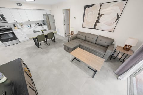 Kitchen or kitchenette, Living room, Seating area, Dining area, oven