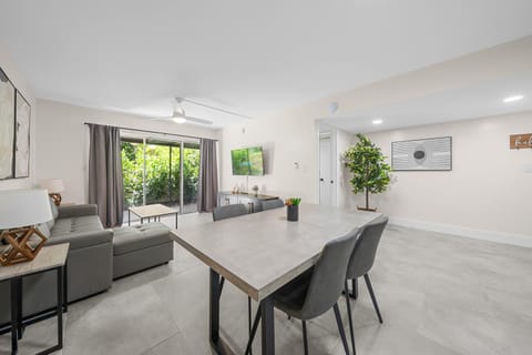 TV and multimedia, Living room, Seating area, Dining area, Evening entertainment