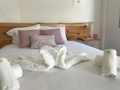 Bed, towels