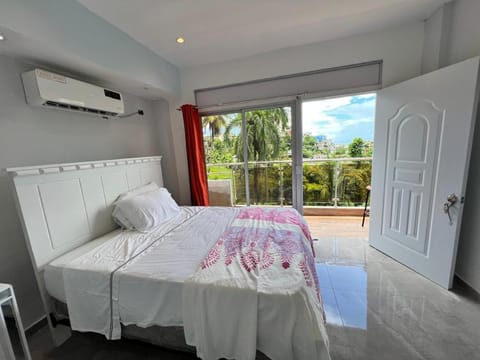 Photo of the whole room, Sea view