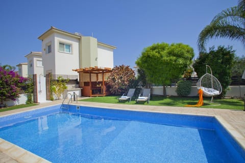 Property building, Day, Swimming pool