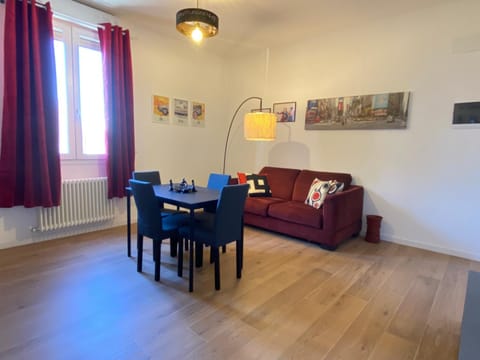 Living room, Seating area, Dining area, internet