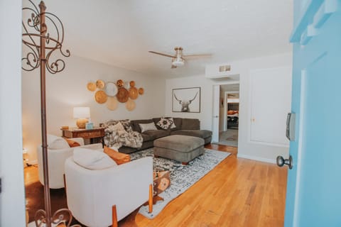 Cowboy Den-Private Hot Tub-Game Room-Pet Friendly-No Pet Fees! House in Albuquerque