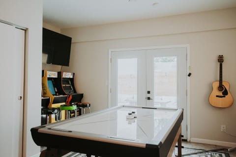 Cowboy Den-Private Hot Tub-Game Room-Pet Friendly-No Pet Fees! House in Albuquerque