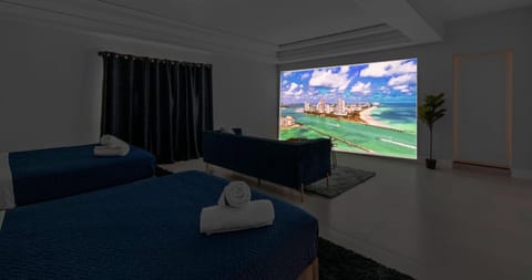 Bed, TV and multimedia, Photo of the whole room, Evening entertainment, Bedroom