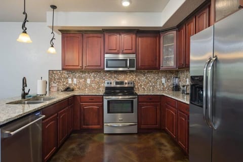 Luxury Downtown Rental (Hot Tub/Pet Friendly) - La Dolce Vita Villas #9 Apartment in Moab