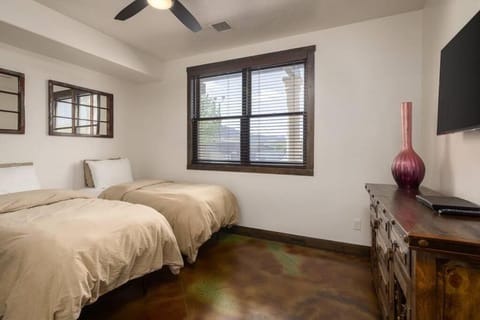 Luxury Downtown Rental (Hot Tub/Pet Friendly) - La Dolce Vita Villas #9 Apartment in Moab