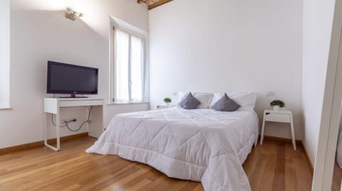 Bed, TV and multimedia, View (from property/room), Decorative detail, Decorative detail, Bedroom, furniture, heating, internet, locker, safe, stove, towels, washing machine