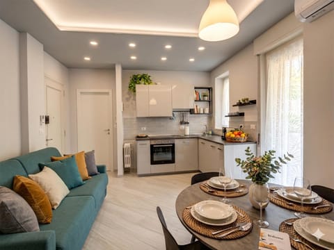 Kitchen or kitchenette, Living room, Seating area, Dining area, oven, stove