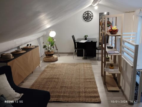 Seating area, Dining area