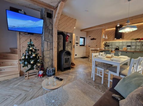 Kitchen or kitchenette, Living room, Seating area, Dining area