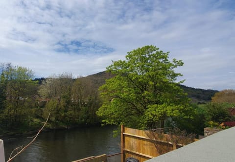 Ty Taf- 2 Bed Cottage with Quick & Easy Transport Links to Cardiff Centre Apartment in Cardiff