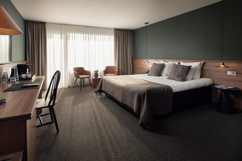 Bed, TV and multimedia, Bedroom