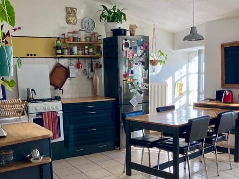 Kitchen or kitchenette, Dining area, oven, stove