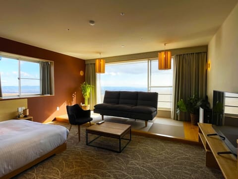 Communal lounge/ TV room, TV and multimedia, Living room, Photo of the whole room, Seating area, Bedroom