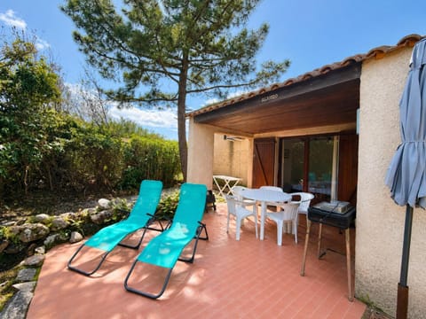Property building, Patio, Balcony/Terrace, Dining area, sunbed