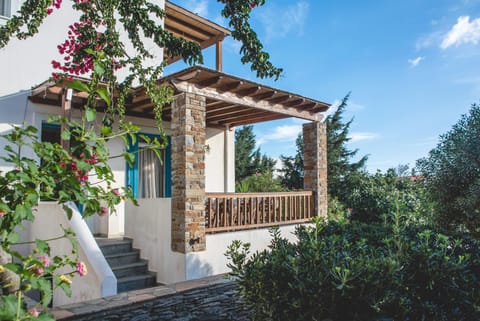Facade/entrance, Balcony/Terrace, Garden view