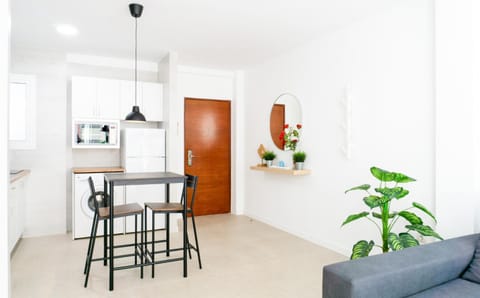 Kitchen or kitchenette, Living room, Seating area, Dining area