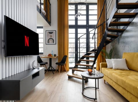 Communal lounge/ TV room, TV and multimedia, Living room, Seating area, Evening entertainment