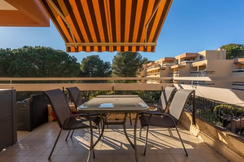 Property building, Balcony/Terrace, Living room