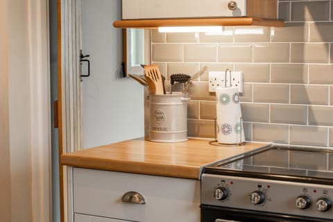 Kitchen or kitchenette, pet friendly, stove