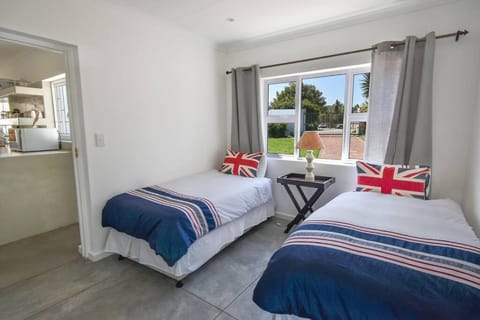 Sun, fun and laughter in Plett - back up power! House in Plettenberg Bay