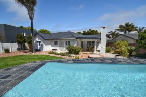 Sun, fun and laughter in Plett - back up power! House in Plettenberg Bay