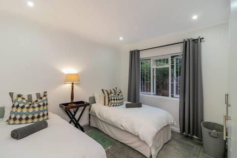 Sun, fun and laughter in Plett - back up power! House in Plettenberg Bay