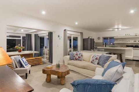 Sun, fun and laughter in Plett - back up power! House in Plettenberg Bay