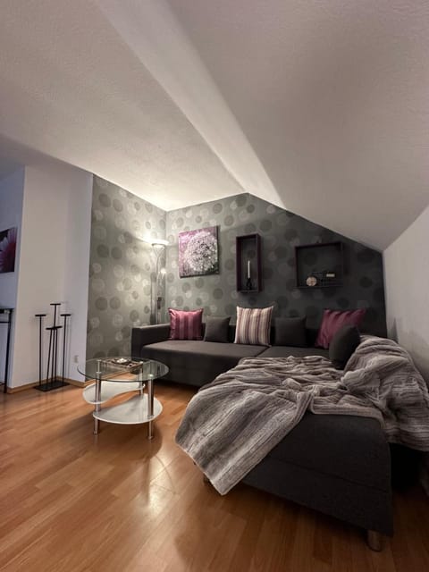 Bed, Living room, Photo of the whole room, Seating area