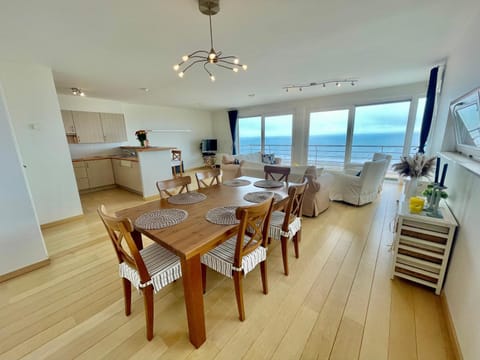 Natural landscape, Kitchen or kitchenette, Living room, Seating area, Dining area