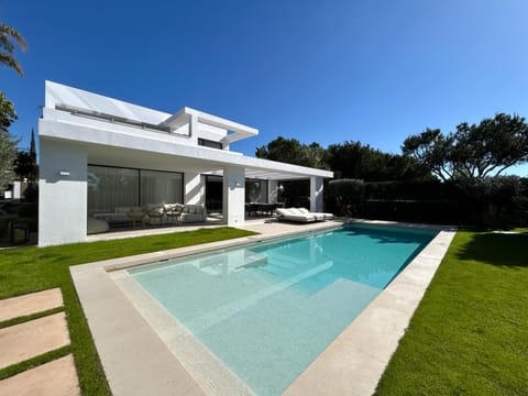 Property building, Patio, Day, Garden, Garden view, Pool view, Swimming pool, sunbed