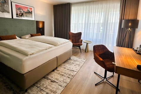 Bed, Living room, Photo of the whole room, Seating area, Bedroom, hair dresser