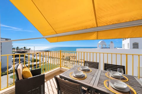 Natural landscape, View (from property/room), Balcony/Terrace, Dining area, Sea view