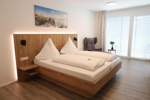 Bed, Photo of the whole room, Seating area, Bedroom