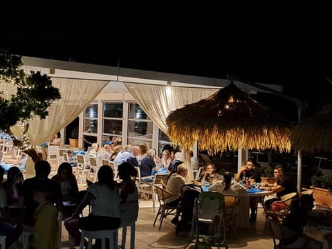 Restaurant/places to eat, Night, People, Banquet/Function facilities, group of guests