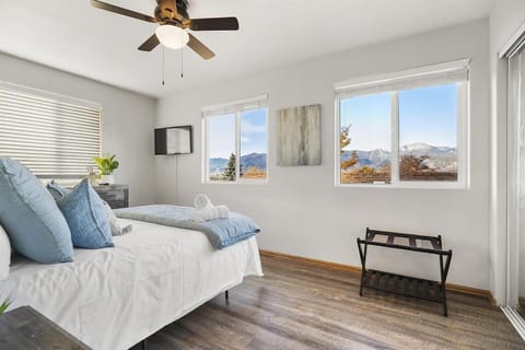 Bed, Natural landscape, TV and multimedia, Bedroom