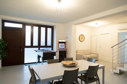 TV and multimedia, Living room, Seating area, Dining area