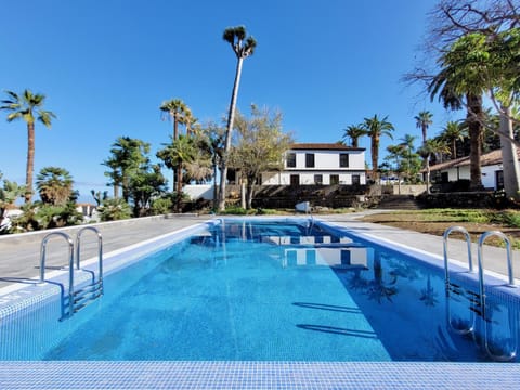 Property building, Decorative detail, Swimming pool, Swimming pool