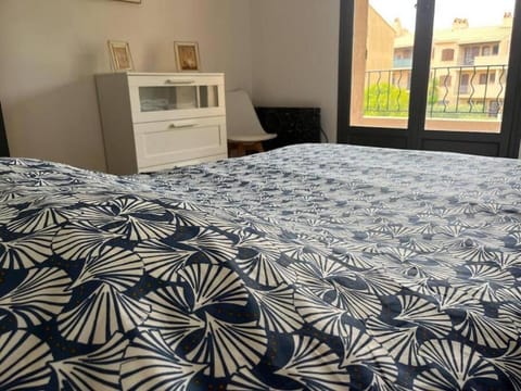 Bed, Kitchen or kitchenette, Photo of the whole room, Bedroom, hair dresser