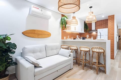 Kitchen or kitchenette, Living room, Seating area, Dining area, minibar, pet friendly, air conditioner