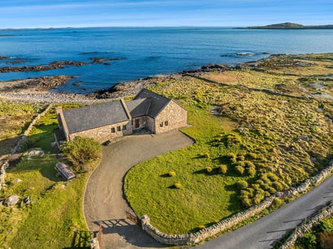 Property building, Neighbourhood, Natural landscape, Bird's eye view, Sea view, Parking