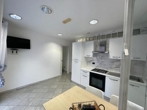 TV and multimedia, Kitchen or kitchenette, dishwasher, minibar, oven, pet friendly, stove
