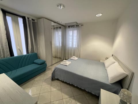 Bed, Living room, Photo of the whole room, Seating area, Bedroom, towels