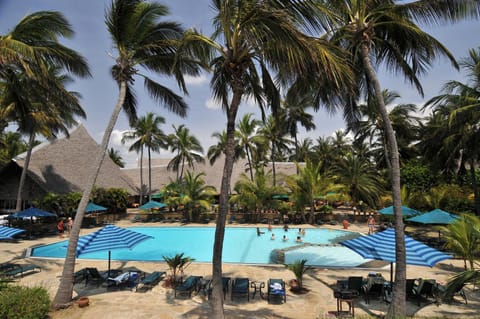 Day, Pool view