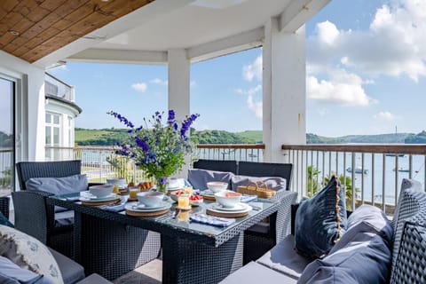 Day, Natural landscape, View (from property/room), Balcony/Terrace, Food and drinks, Seating area, Dining area, Food, River view, Sea view